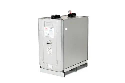 Roth Doppelwand-Tank mit zwei oberen Einfüllöffnungen und Druckanzeige, auf einem stabilen Untergestell montiert. Silbern, rechteckige Form, für die Lagerung von Flüssigkeiten.